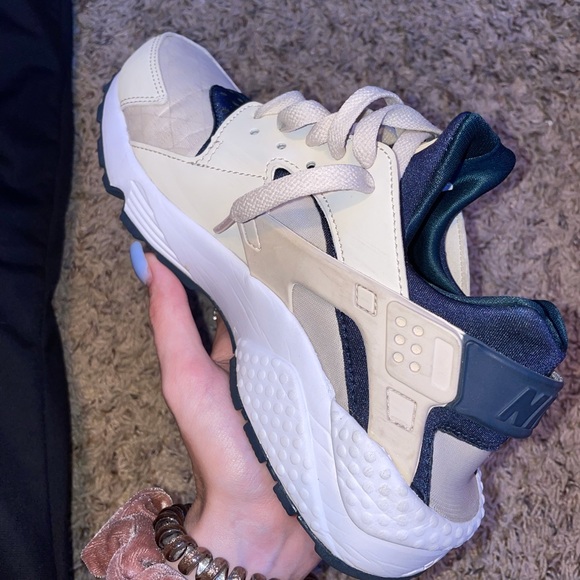 Nike Air Huarache Boys Running Shoe - Picture 4 of 6
